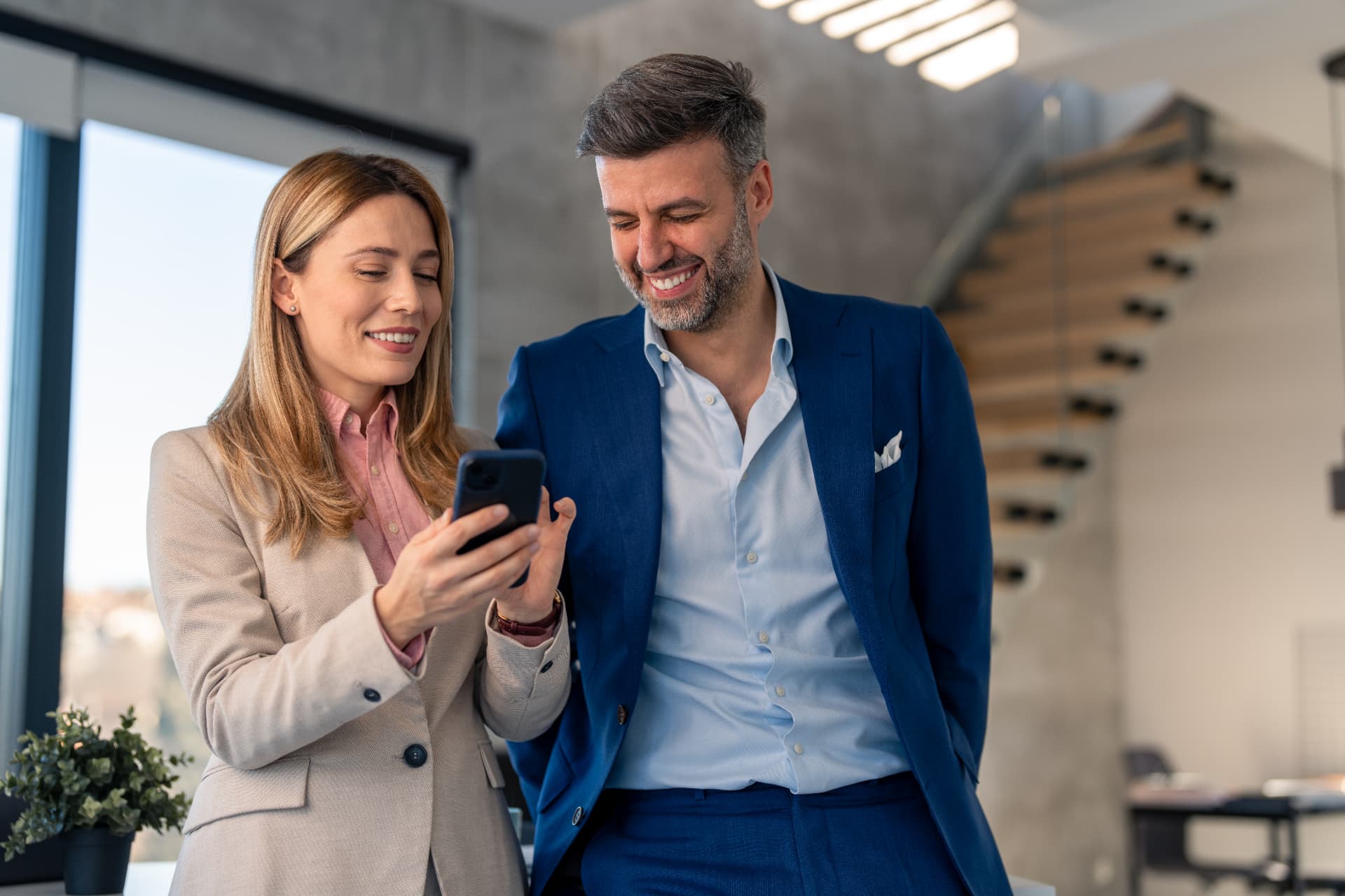 Dos profesionales revisando un formulario en el celular