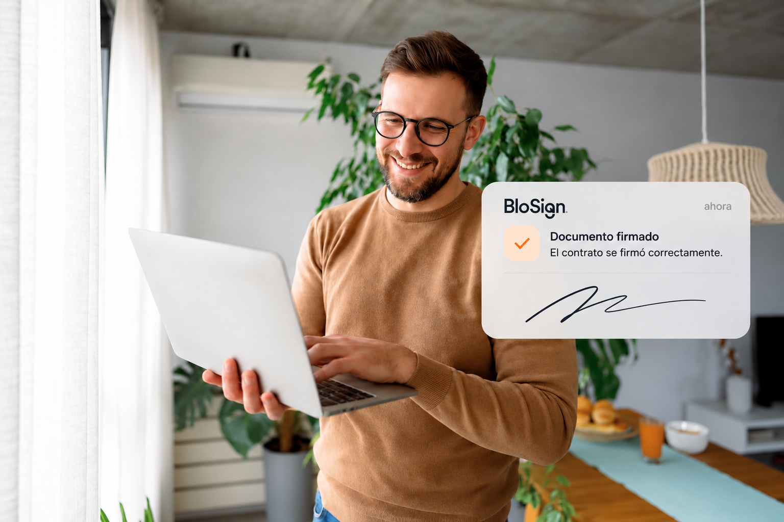 Profesional firmando un documento con notificación de firma exitosa de BloSign