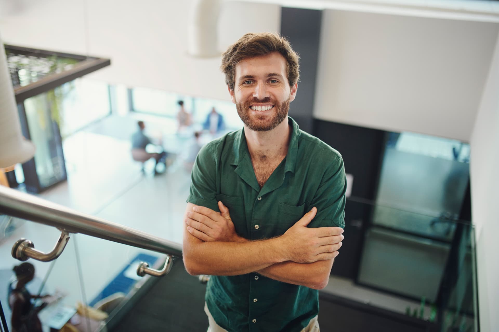 Líder de equipo sonriente en una oficina moderna
