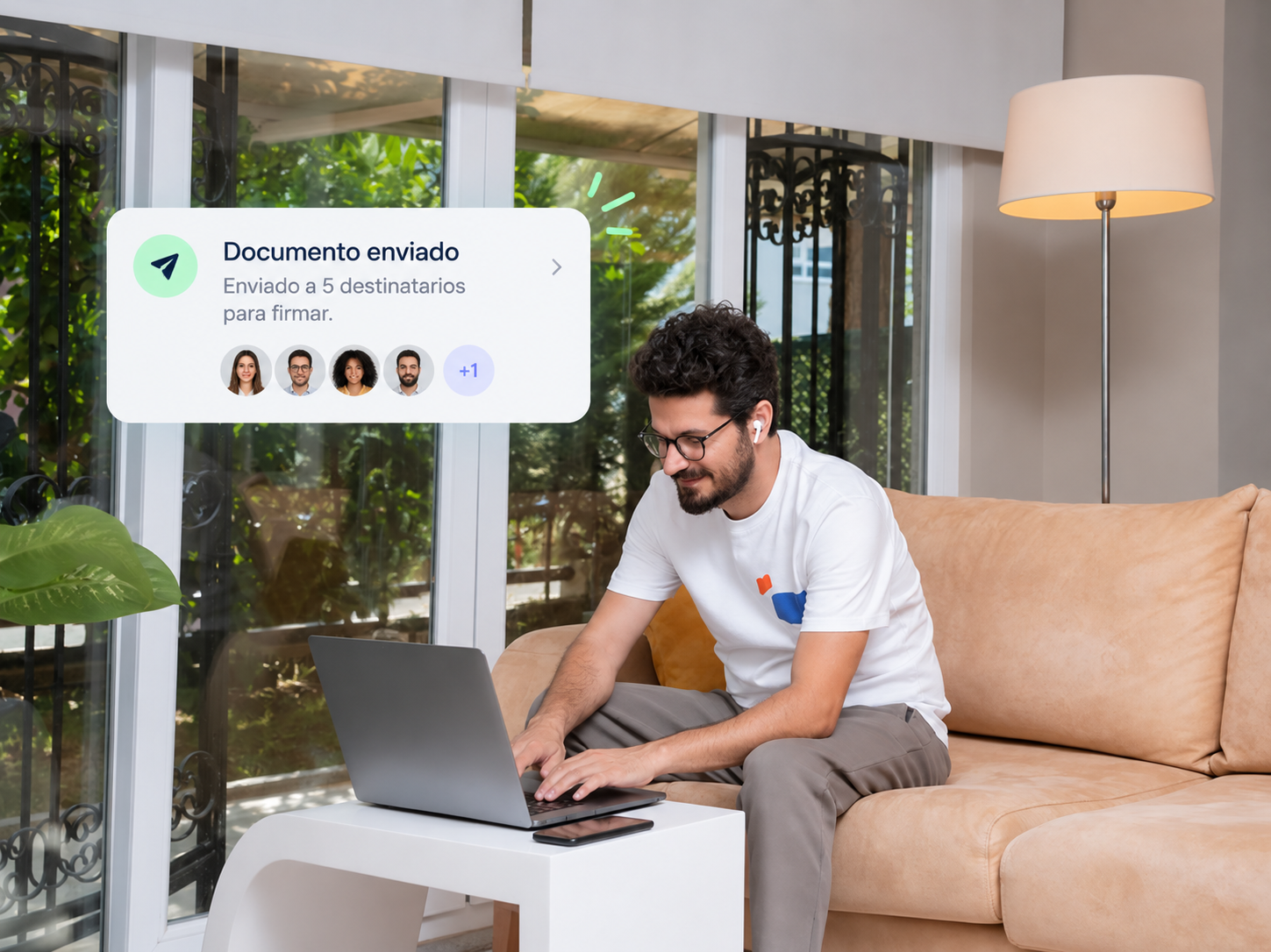 Persona enviando un documento a firmar desde su laptop